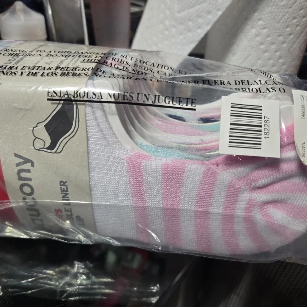 Saucony 8 Pack Womem's Invisible Liner No Slip Socks New in Package L 10-13 - Picture 5 of 6